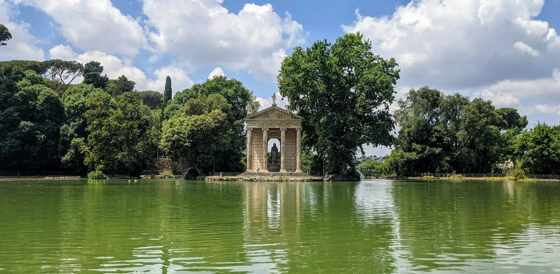 Lago y templo en Villa Borghese, Roma